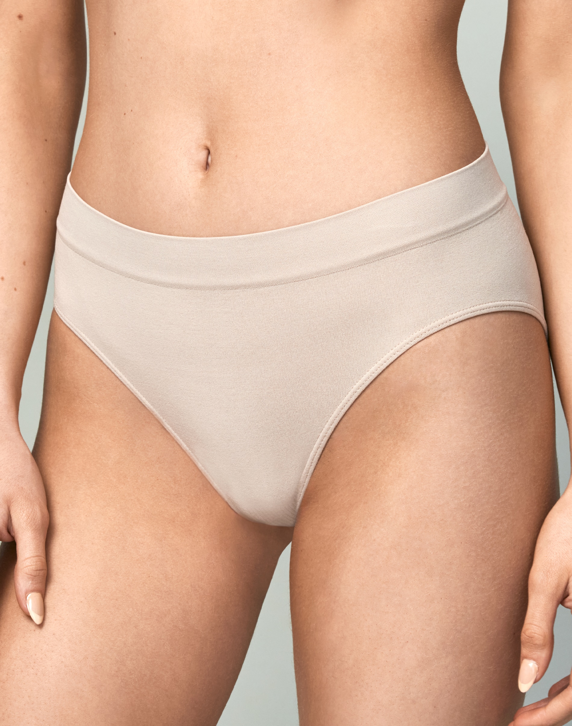 Bali Seamless All-Over Smoothing Hi-Cut Brief